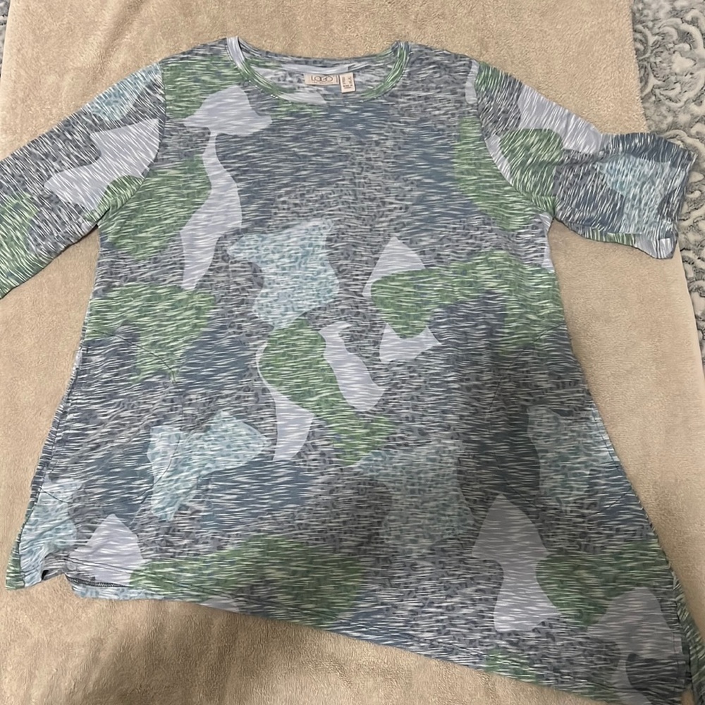 Tunic top with asymmetrical hemline and side slits pockets. Multiple colors.